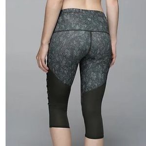 Lululemon Rare Green Black Hi Rise Breezy Crop Leggings In Gator Green Size 10